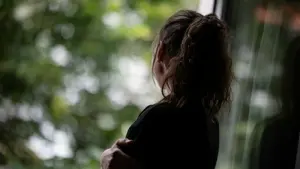 Frau am Fenster