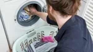 Ein Mann wäscht Wäsche