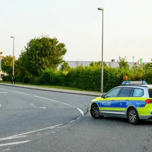 Mann bedroht Polizisten mit Waffe