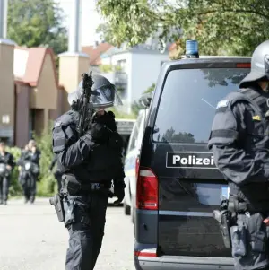 Messerangriff in Hochschule - Fahndung nach Unbekanntem