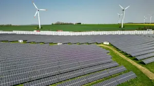 Windräder hinter Solaranlagen