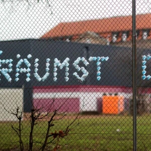 Der Schriftzug „Träumst Du?“ an einem Zaun.