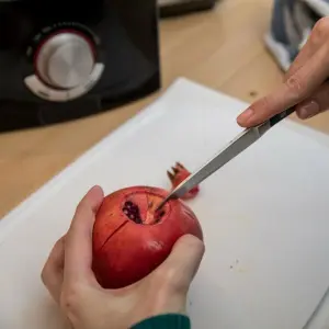 Granatapfel einschneiden