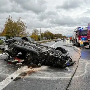 Auto kracht gegen Metallwand - Fahrer stirbt bei Unfall auf A3