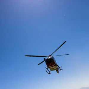 Ein Rettungshubschrauber setzt zur Landung an