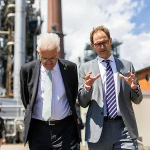 Ministerpräsident Kretschmann besucht Karlsruher Raffinerie MiRO