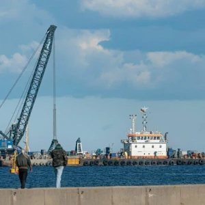 Bagger auf anderem Ponton