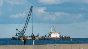 Bagger auf anderem Ponton