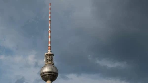 Dunkle Wolken über dem Fernsehturm