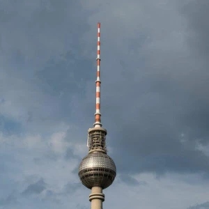 Dunkle Wolken über dem Fernsehturm