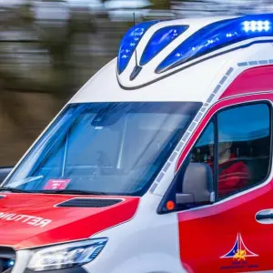 Rettungsfahrzeug im Einsatz nach einem Unfall bei Glauchau.