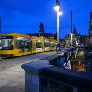 Eine Straßenbahn der Dresdner Verkehrsbetriebe (DVB)