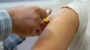 Eine Frau wird gegen die Grippe geimpft