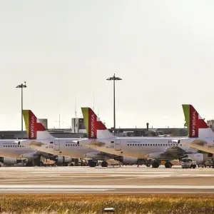 Flugzeuge am Flughafen Lissabon