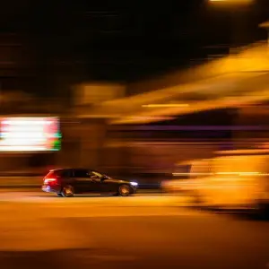 Ein Auto fährt am Abend auf der Leipziger Straße in Dresden