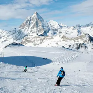 Wintersportler vor Matterhorn-Kulisse