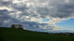 Wolken ziehen über eine Landschaft
