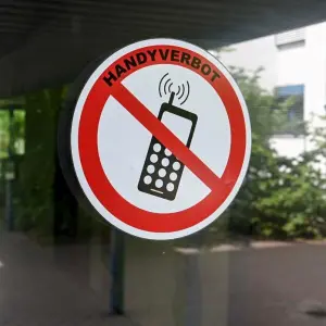 Bildungsministerium: Vorerst kein gesetzliches Handyverbot