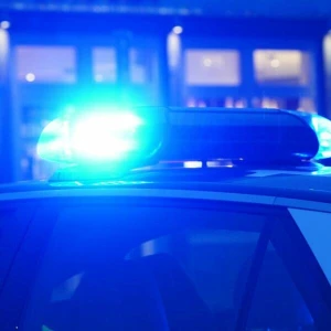 Ein Streifenwagen der Polizei mit eingeschaltetem Blaulicht