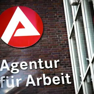 Schriftzug «Agentur für Arbeit» auf einer Fassade