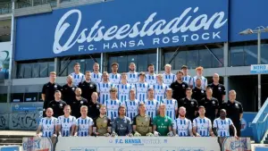 Die Mannschaft des FC Hansa Rostock vor dem Ostseestadion