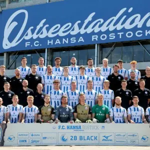 Die Mannschaft des FC Hansa Rostock vor dem Ostseestadion