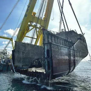 Schwimmkran hebt erstes Teil von «Verity»-Wrack