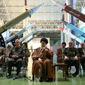Irans Religionsführer besucht Drohnen- und Raketenausstellung