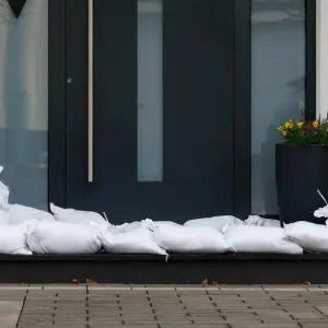 Sandsäcke vor einer Haustüre