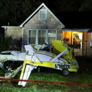 Cessna in Vorgarten gestürzt