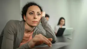 Eine Frau sitz am Computer