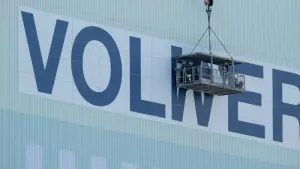 Stralsund erneuert Schriftzug an Schiffbauhalle