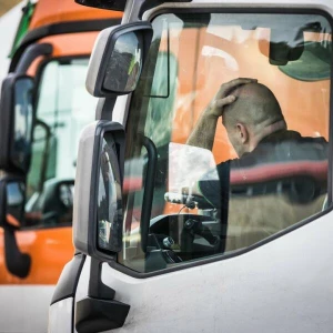 Ein Lkw-Fahrer macht eine Pause