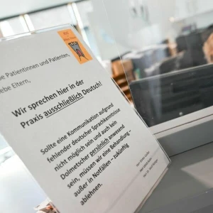 Schild Praxis für Kinder- und Jugendmedizin