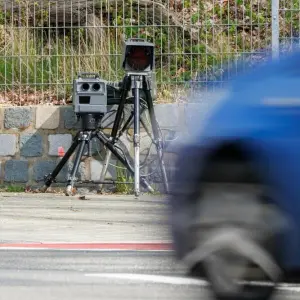 Ein System zur Geschwindigkeitsmessung steht am Straßenrand