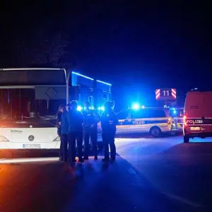 Frau sticht auf Busfahrgäste ein