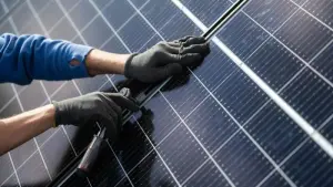 Eine Person installiert eine Photovoltaikanlage