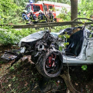 Auto prallt gegen Baum