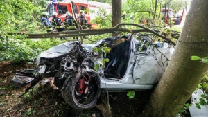 Auto prallt gegen Baum