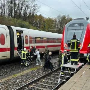 Unfall zwischen ICE und Regionalzug - mehrere Verletzte