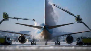 Enteisung eines Flugzeugs am Stuttgarter Flughafen