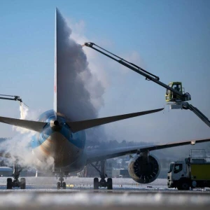 Enteisung eines Flugzeugs am Stuttgarter Flughafen