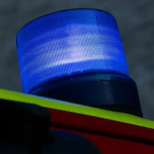 Ein Blaulicht leuchtet auf einem Feuerwehrwagen