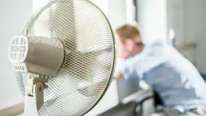 Ein Ventilator steht in einem Büro