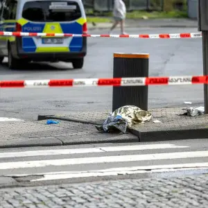 Zwei Menschen mit einem Messer verletzt