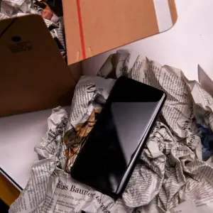 Ein gebrauchtes Smartphone wird ausgepackt