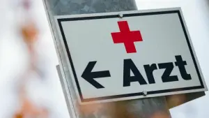 Schild mit Aufschrift «Arzt»