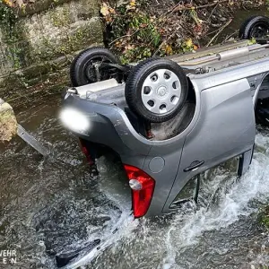 Mit Auto in Fluss gestürzt: Feuerwehr befreit Fahrerin