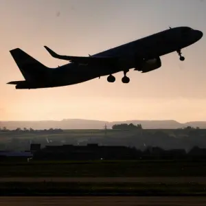 Ein Flugzeug startet am frühen Morgen vom Flughafen in Stuttgart