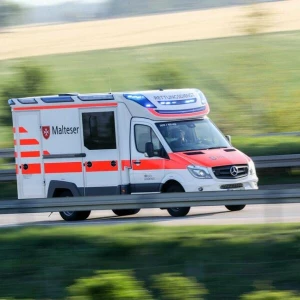 Rettungswagen auf Landstraße - Symbolbild